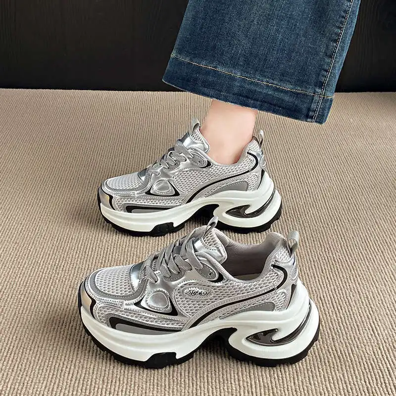 

Женские повседневные кроссовки 2025 года: Новинка весна-осень, модные сетчатые кроссовки на толстой подошве, увеличивающие рост, для отдыха и спорта, в стиле INS