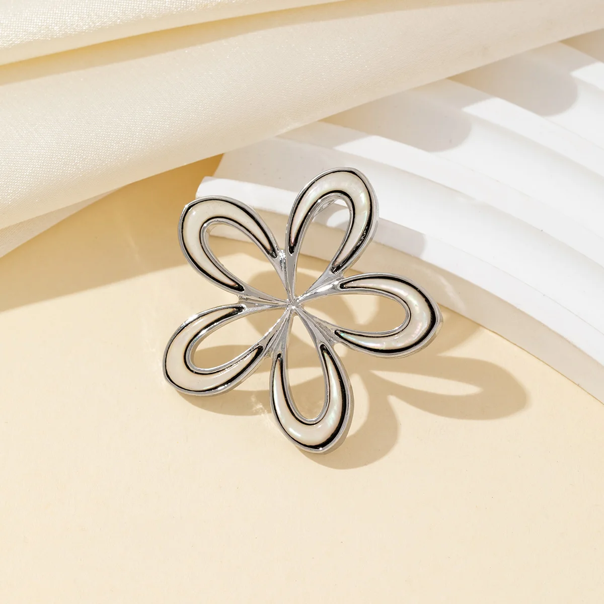 

Natural Shell Brooches for Women Unisex 6 Styles Flower Pins Office Party Friends Creative Design Accessories