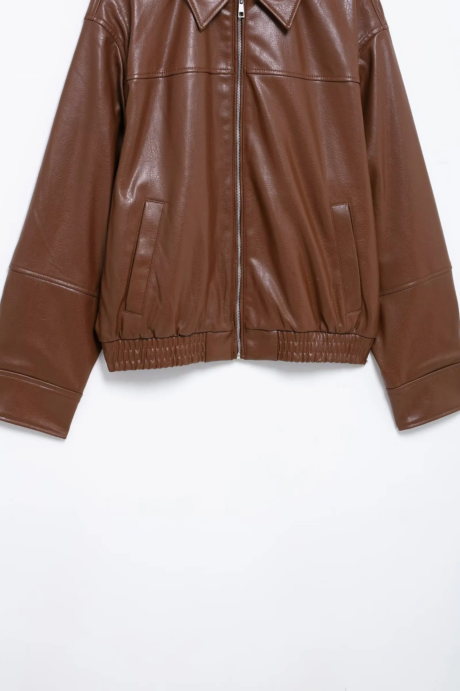 PB&ZA 2025 เสื้อแจ็คเก็ตหนังสีน้ําตาลสตรีพร้อมซิปดีไซน์ปกด้านหน้าชายเสื้อยางยืดและกระเป๋าด้านข้างเพื่อลุคอินเทรนด์