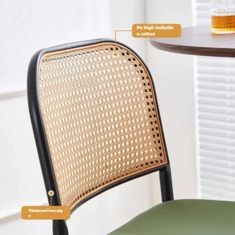 Kursi bar tinggi untuk meja resepsionis kedai teh susu, kursi bar santai dari rotan, kursi bar besi dengan sandaran, kursi bar untuk rumah