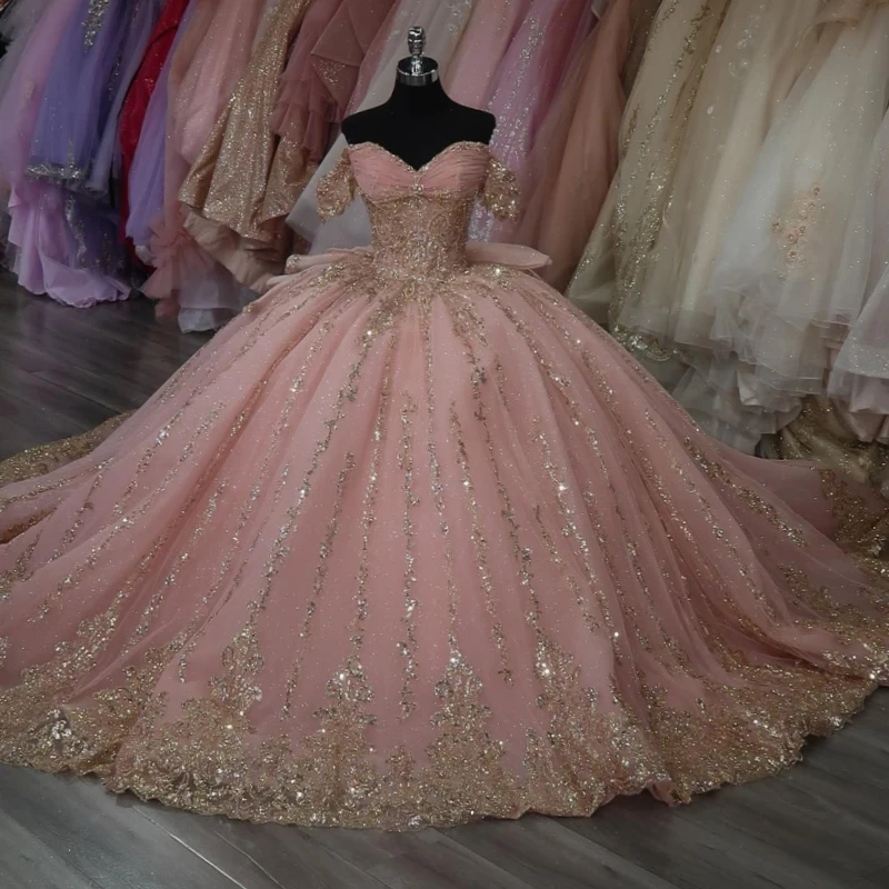 

Розовые блестящие платья Quinceanera с открытыми плечами, золотая аппликация, кружево, бисер, кристалл, бант, тюлевое платье для вечеринки, дня рождения, сладкое платье 16, Vestid