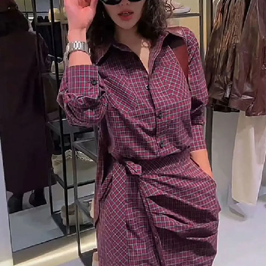 

Французское ретро-платье-рубашка в красную клетку для женщин, новинка 2026 года, с асимметричной талией, подкладкой и разрезом, длинная юбка