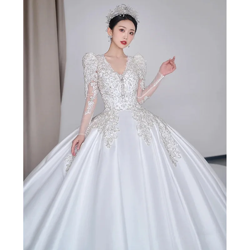 Vestido de casamento principal leve de cetim com manga comprida e decote em V com céu estrelado e diamante bordado de luxo da indústria pesada personalizado