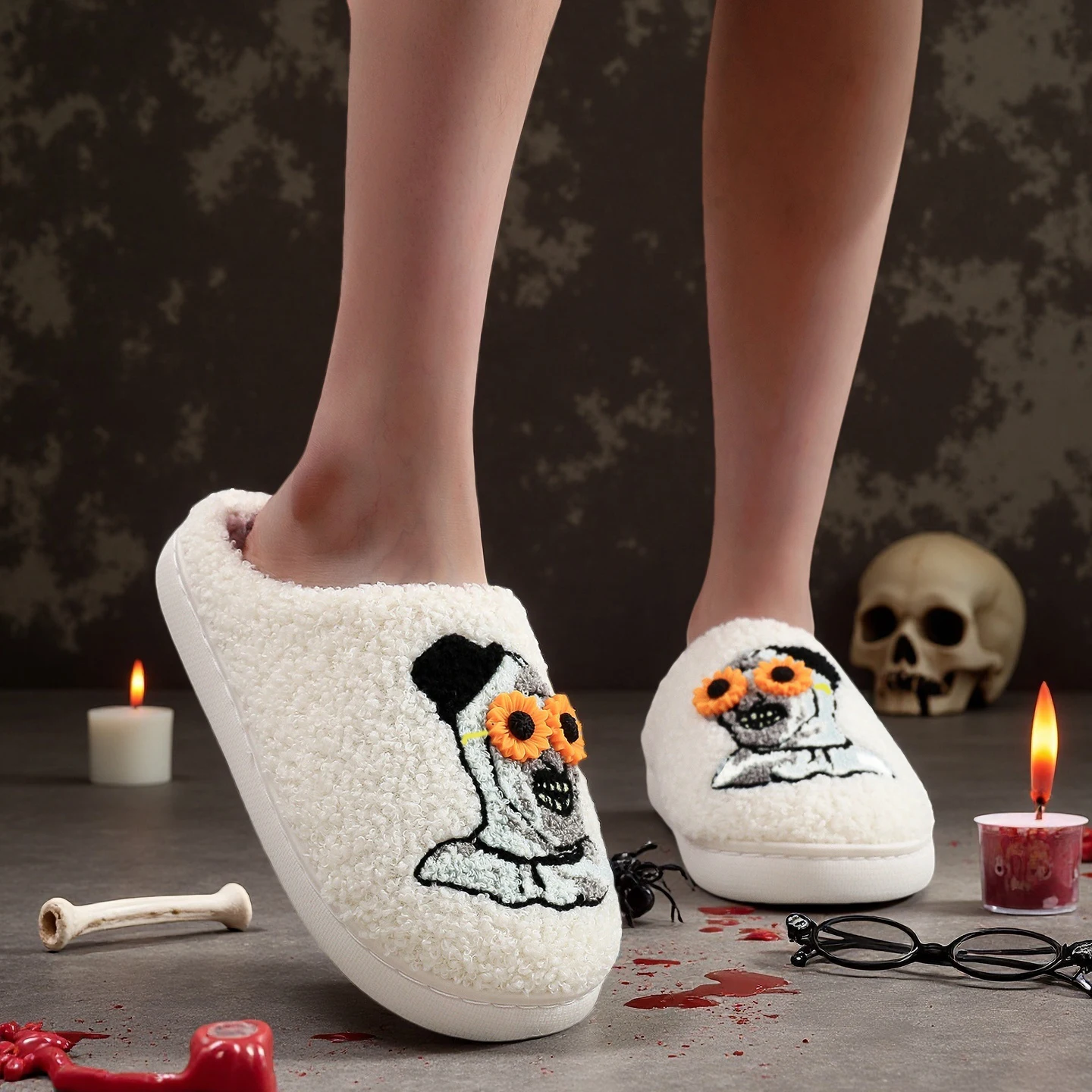 A Pair of White Halloween Horror Clown Skull Pattern Embroider Plush Home Thick-Soled Comfortable Fur Slippers Personalized Warm Non-Slip Indoor Slippers Autumn and Winter Gifts for Men and Women Can Wear