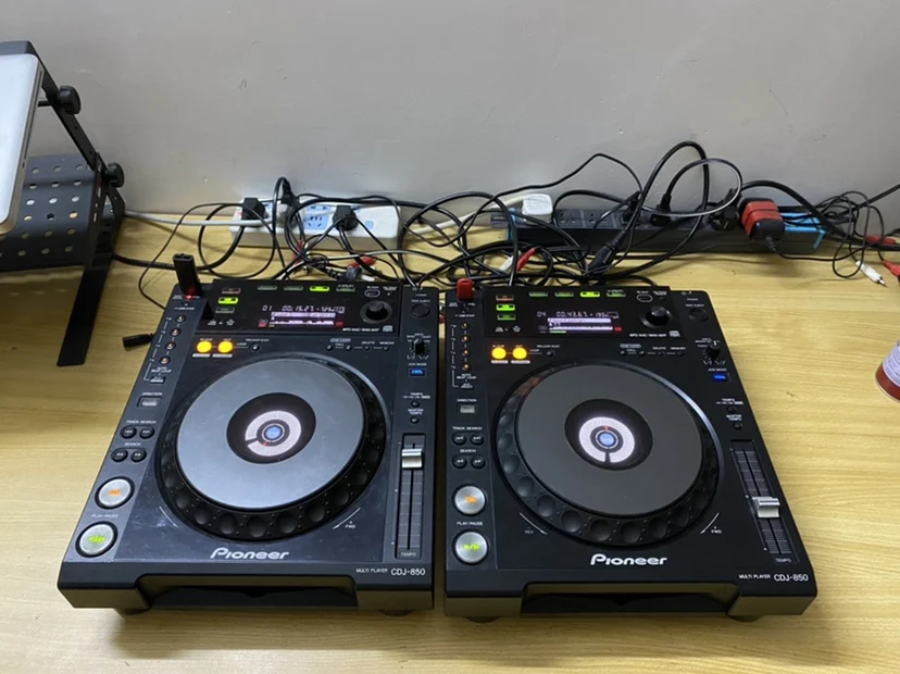 

Pioneer 850 Driver A pair of CDJ850 pioneer U disk players, in normal use