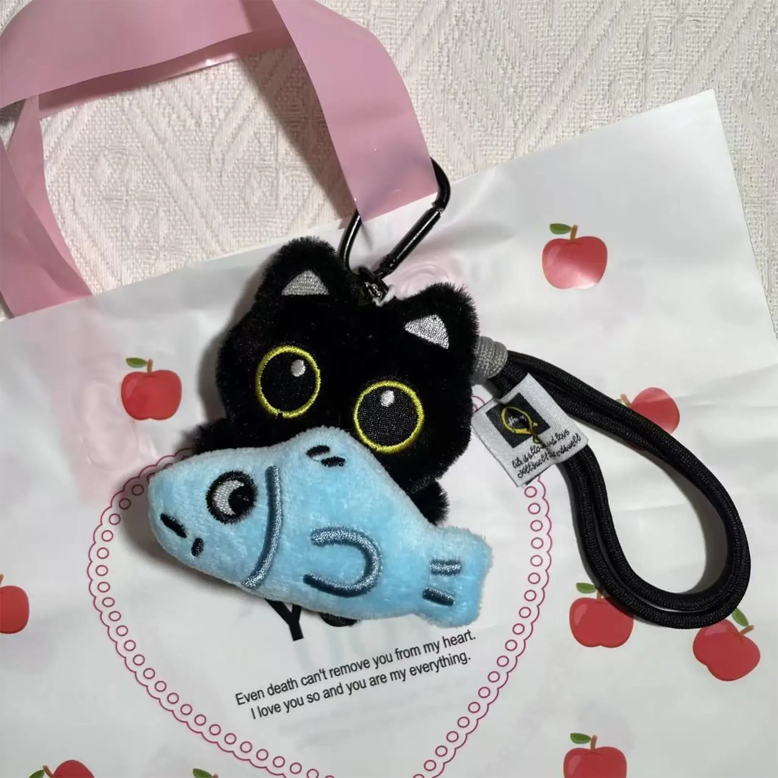 Lindo llavero de gato 3D de dibujos animados encanto colgante ornamento sosteniendo peces lindos llaveros de felpa para adolescentes mujeres niños bolsos mochilas