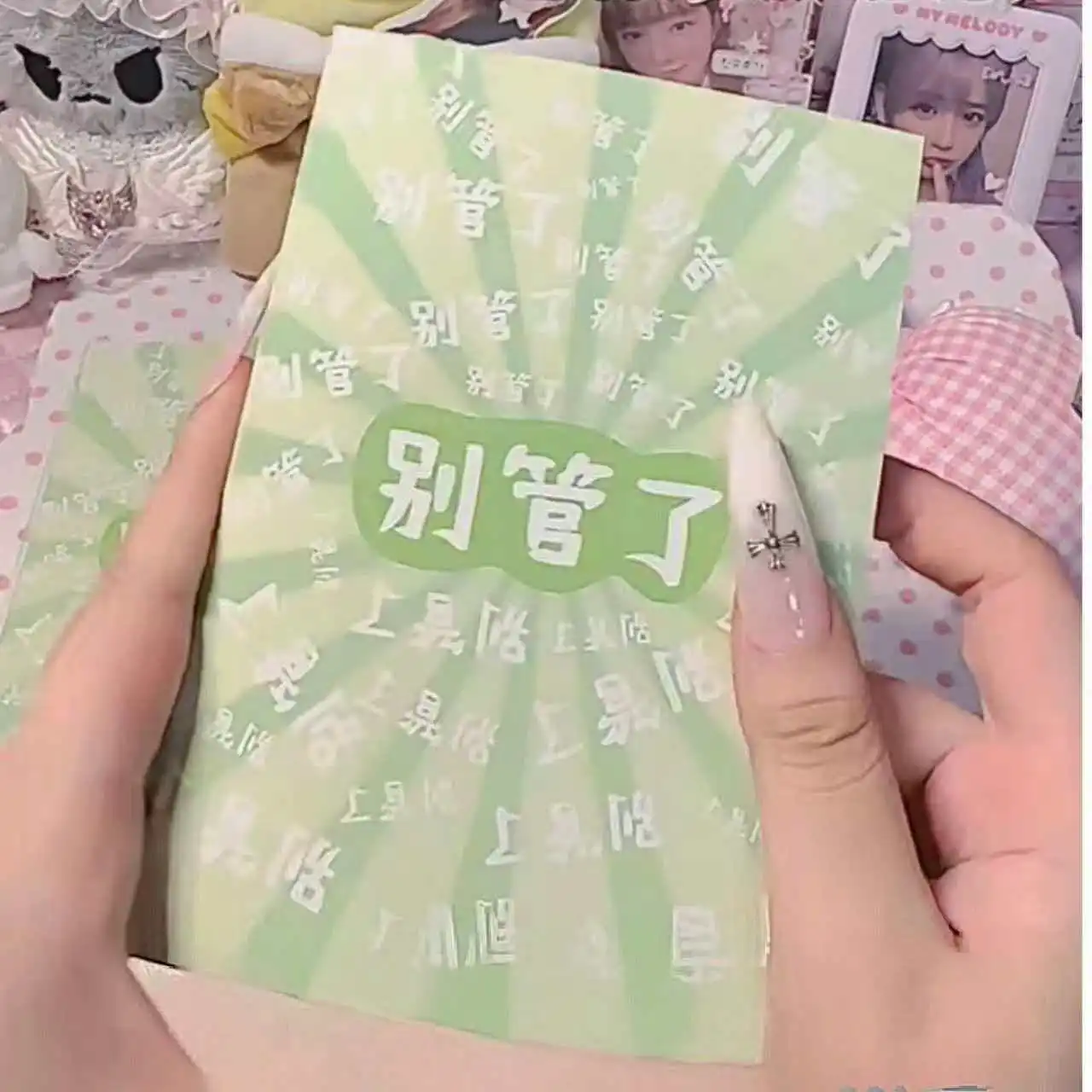 

Набор наклеек для творчества: креативные стикеры для вырезания из пленки, забавные абстрактные стикеры с изображениями, популярные стикеры-коллажи.