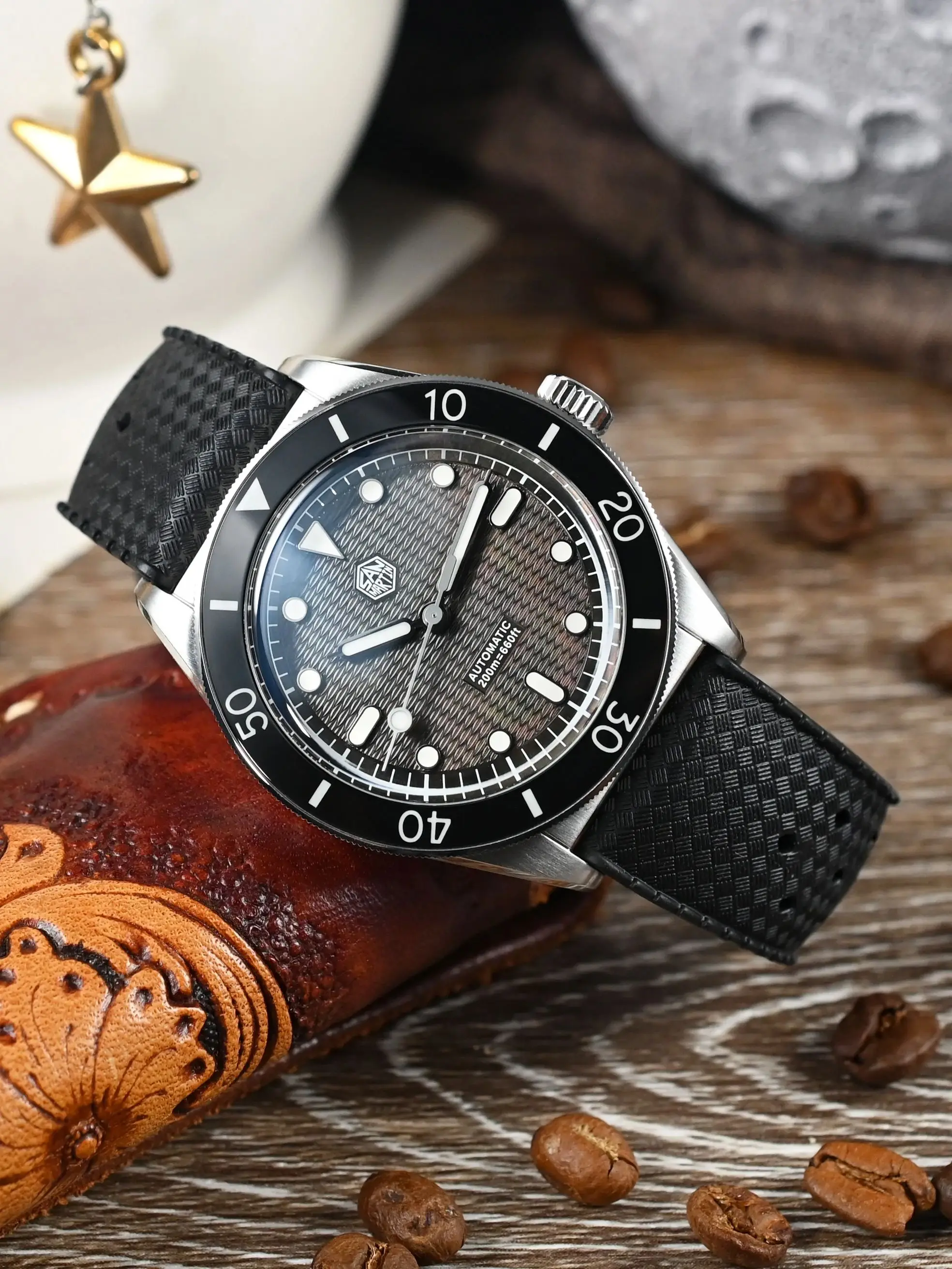 

Мужские автоматические часы San Martin 39 мм с механизмом Miyota 90S5, гильошированным циферблатом MOP Wave, светящимися стрелками BGW-X1, водонепроницаемостью 20 бар, модель SN0151GL.