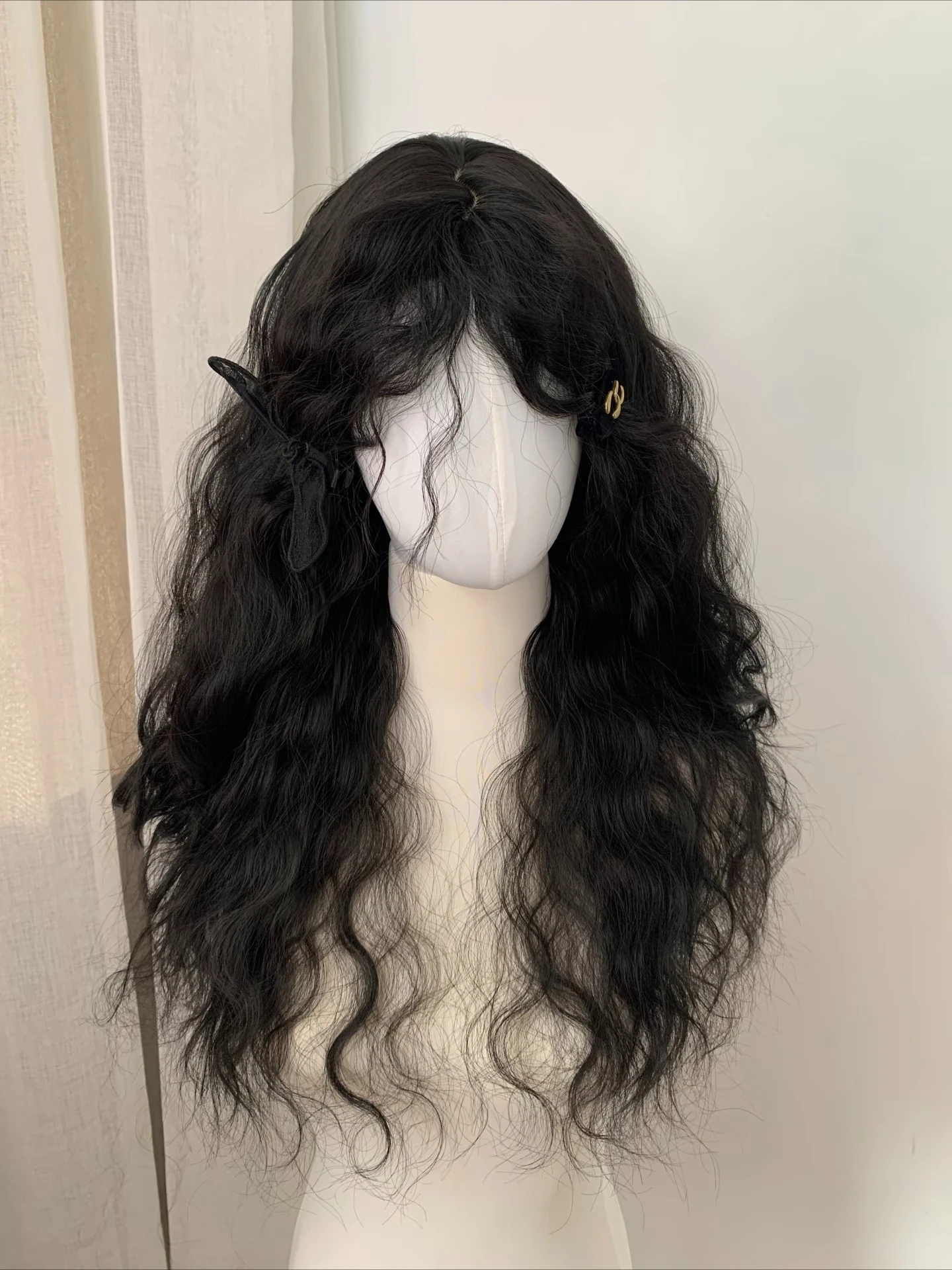 باروكة مجعدة مع غرة، باروكة لوليتا لطيفة للنساء، 24 بوصة، شعر اصطناعي متموج عالي الجودة، باروكة مع عصابة رأس للاستخدام اليومي