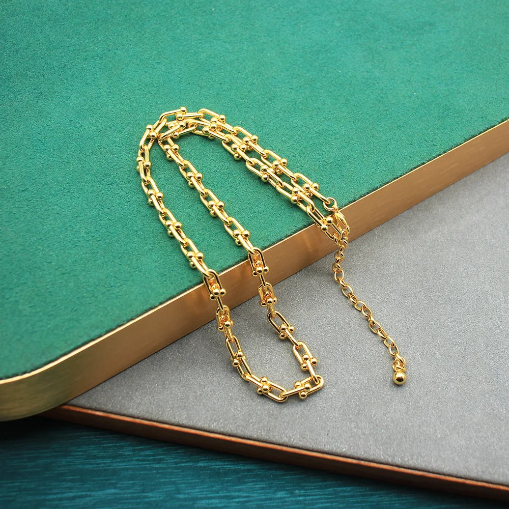 Plain gold small horseshoe buckle necklace U-shaped necklace simple light luxury senior sense collarbone chain