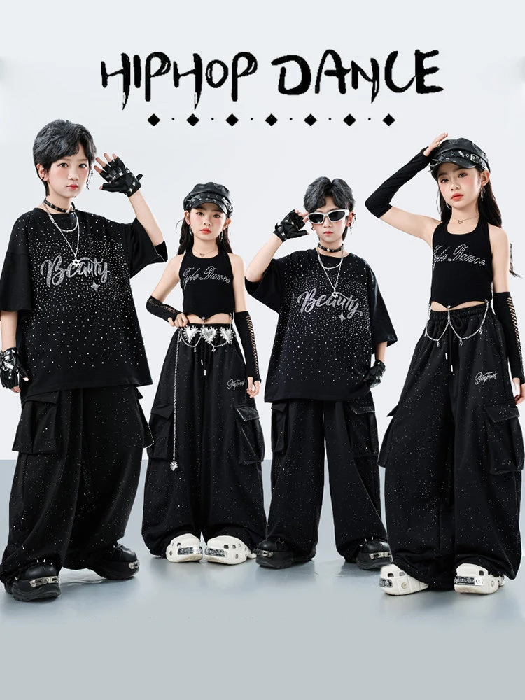 

Модный детский костюм для джазовых танцев 2026: черные укороченные топы для девочек, свободные футболки и брюки для мальчиков, летний сценический комплект для групповых выступлений