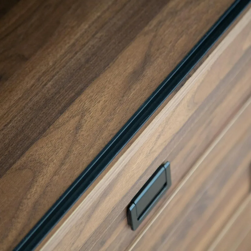 Деревянный шкаф-купе с раздвижными дверцами, ящиками, открытыми полками, высоким стержнем для хранения стильной одежды