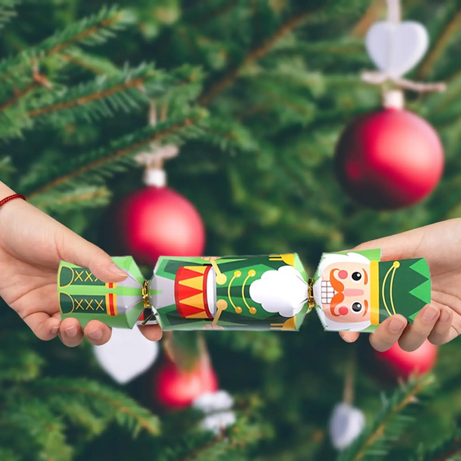 هدايا حفلات طاولة عيد الميلاد 24 قطعة من مقرمشات عيد الميلاد مع جوائز للبالغين، زينة للعطلات للبالغين في العائلة