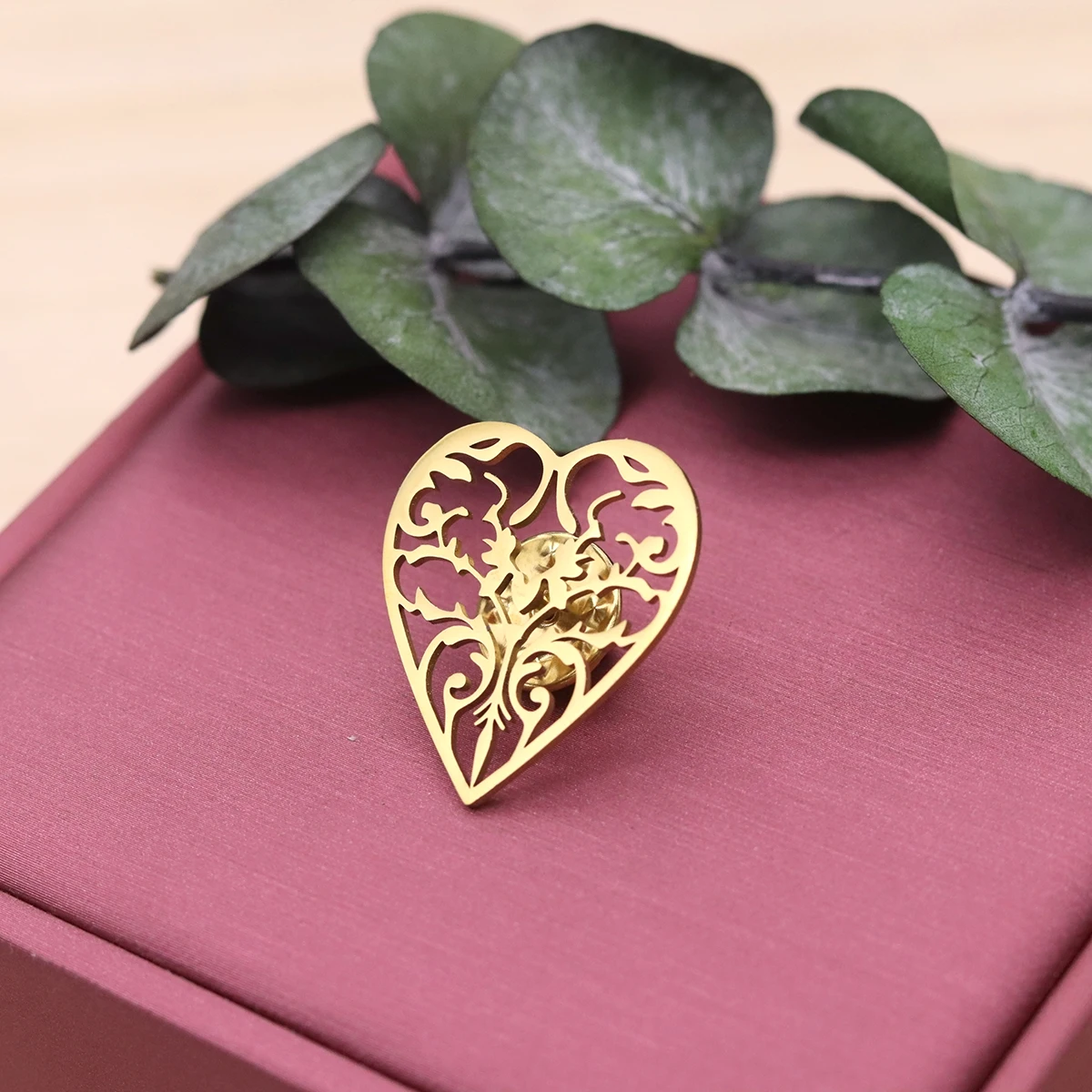 Trend Hollow Heart Brooch Pin for Men Women Ornate Heart Lapel Badge, Suit Jacket Stainless Steel Jewelry Valentine's Day Gift
