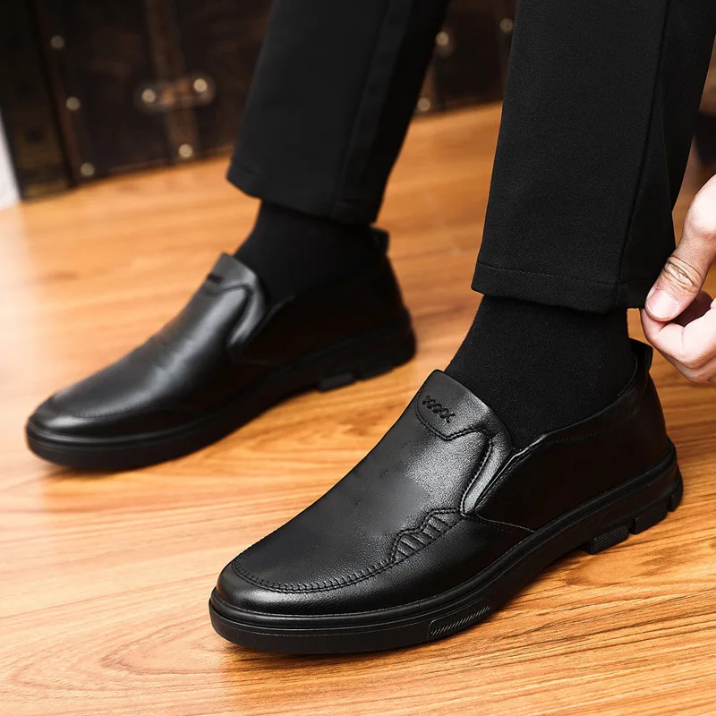 Zapatos informales de cuero para hombre, mocasines planos transpirables, calzado antideslizante para trabajo, oficina, conducción, zapatillas cómodas, zapatos sociales masculinos