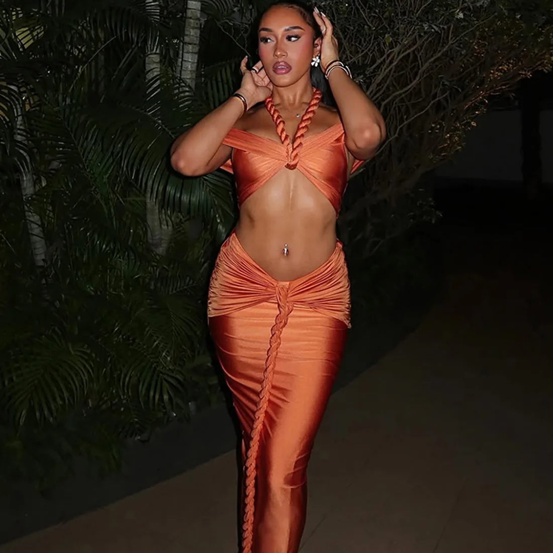 

Комплект из 2 предметов: сексуальный топ-халтер с открытыми плечами и облегающая макси-юбка с драпировкой для пляжа и вечеринок.