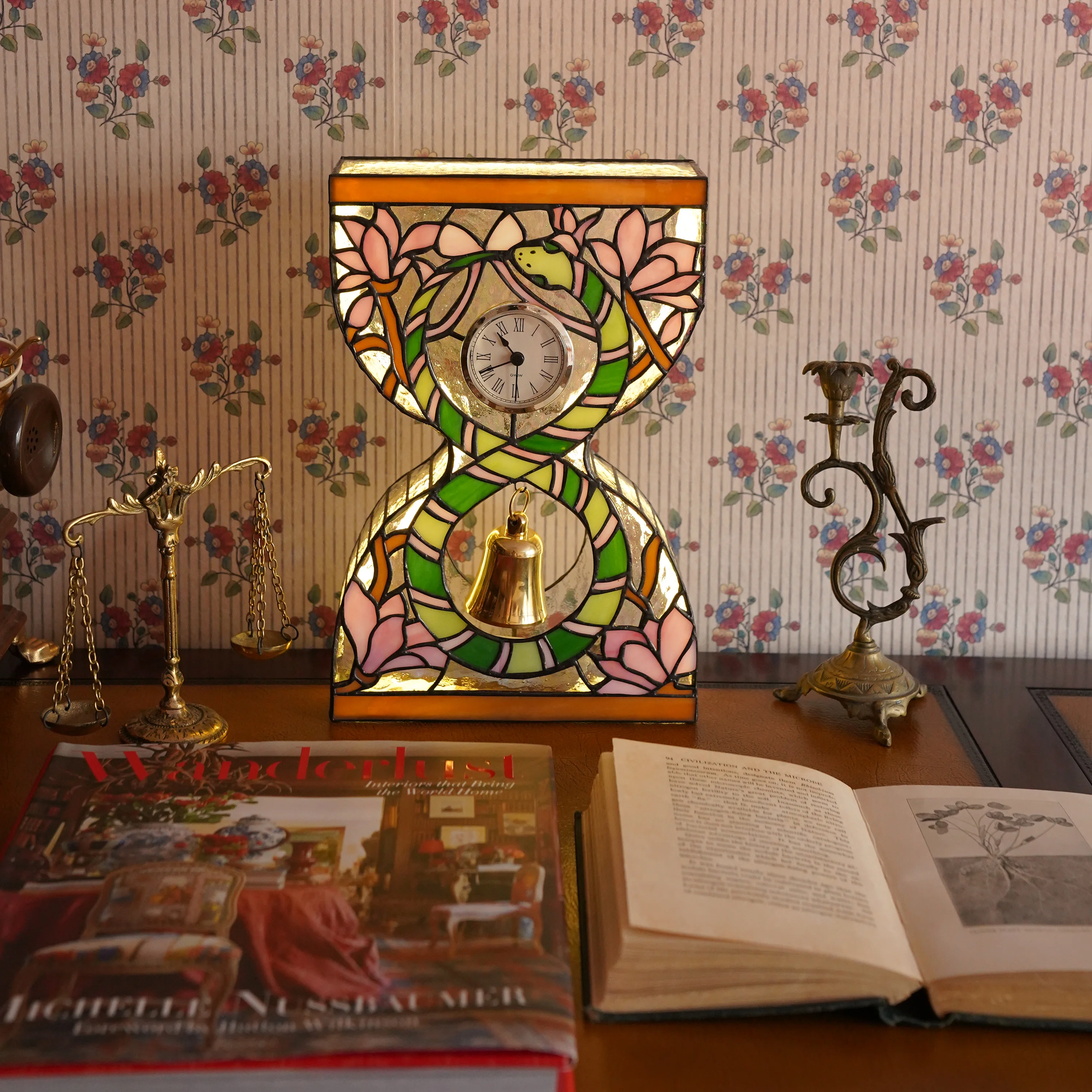 

Small desk clock handmade glass retro hourglass luminous three-dimensional clock