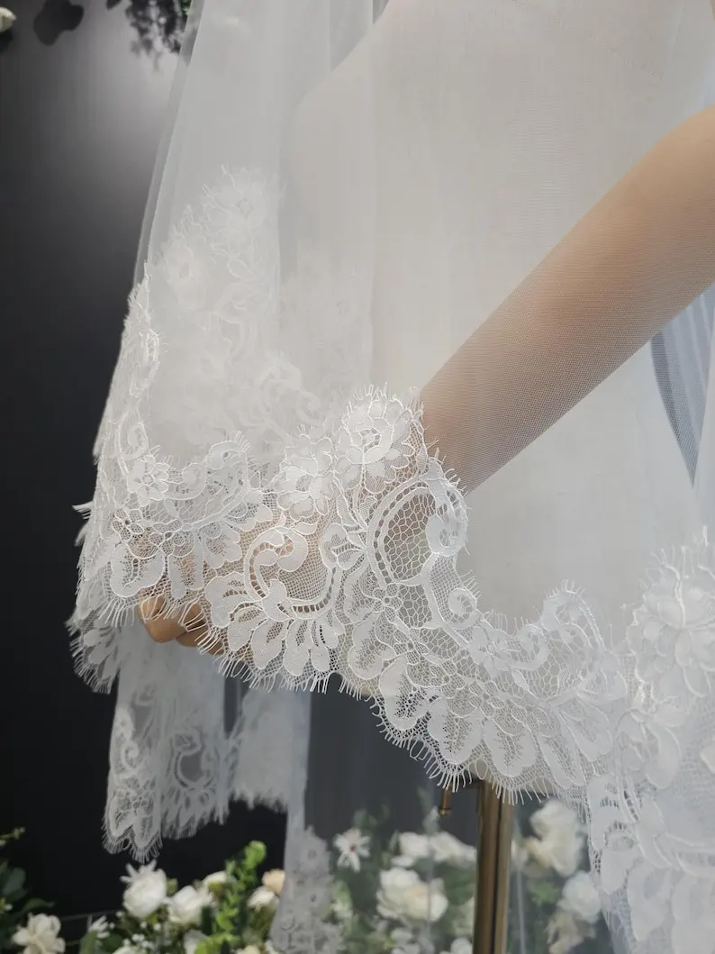 

Широкая свадебная фата с кружевом и ресничками, двухслойная фата из тюля, фата из кружева шантильи