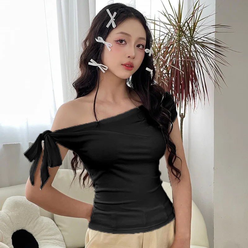 Summer casual top with shrink pleats, single shoulder, exposed navel, no back twist, asymmetrical T-shirt