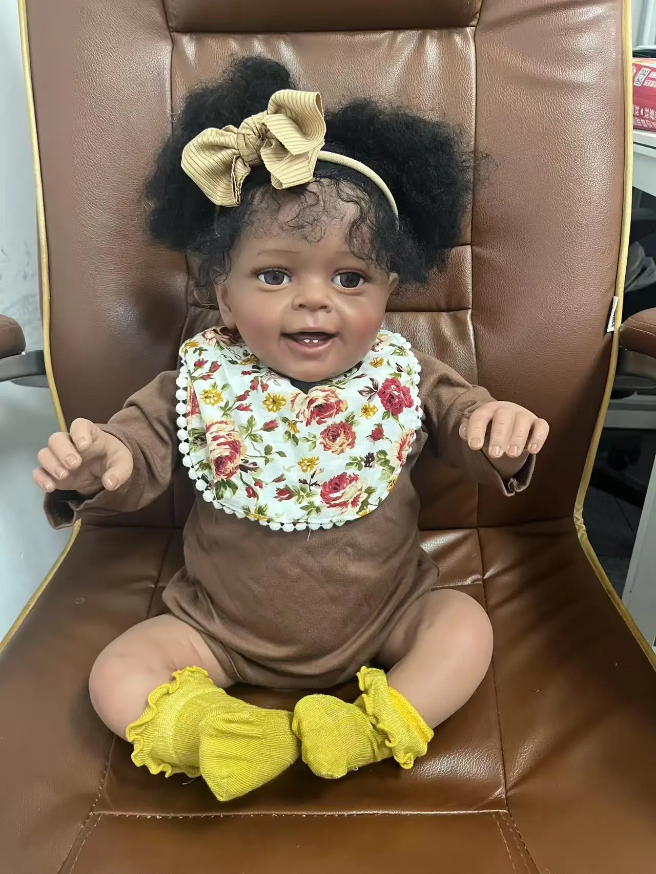60 ซม.Reborn ตุ๊กตาเด็กทารกเด็กวัยหัดเดิน Yannik ผิวสีน้ําตาลเข้มสาวเด็กเหมือนจริงเด็กแอฟริกันอเมริกันเด็กทารก Handmade Reborn ตุ๊กตา