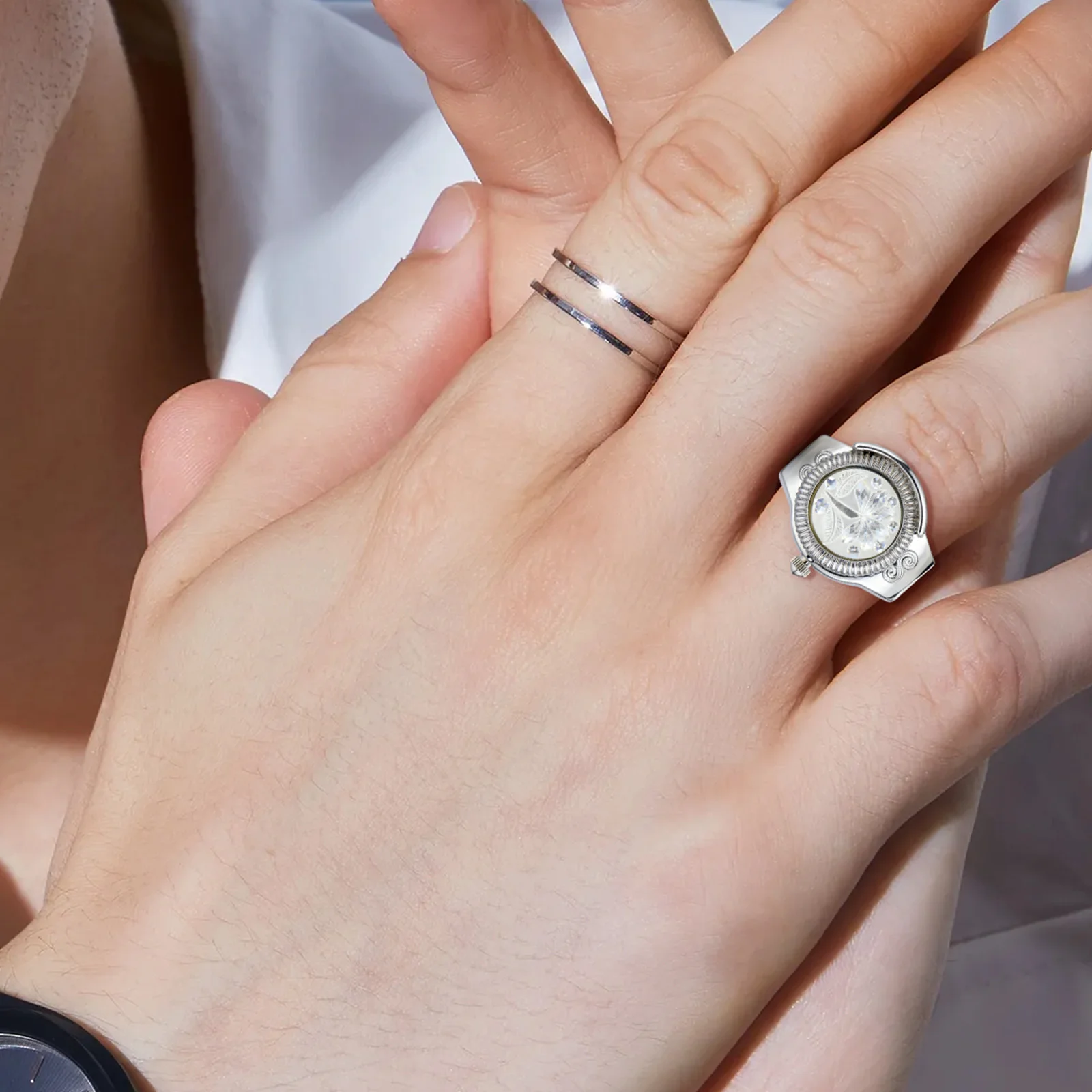 1 Buah Jam Tangan Cantik untuk Wanita Jam Tangan Cincin Modis Keahlian Indah Tampilan Waktu Jelas Ide Hadiah Perhiasan Kecil dan Portabel