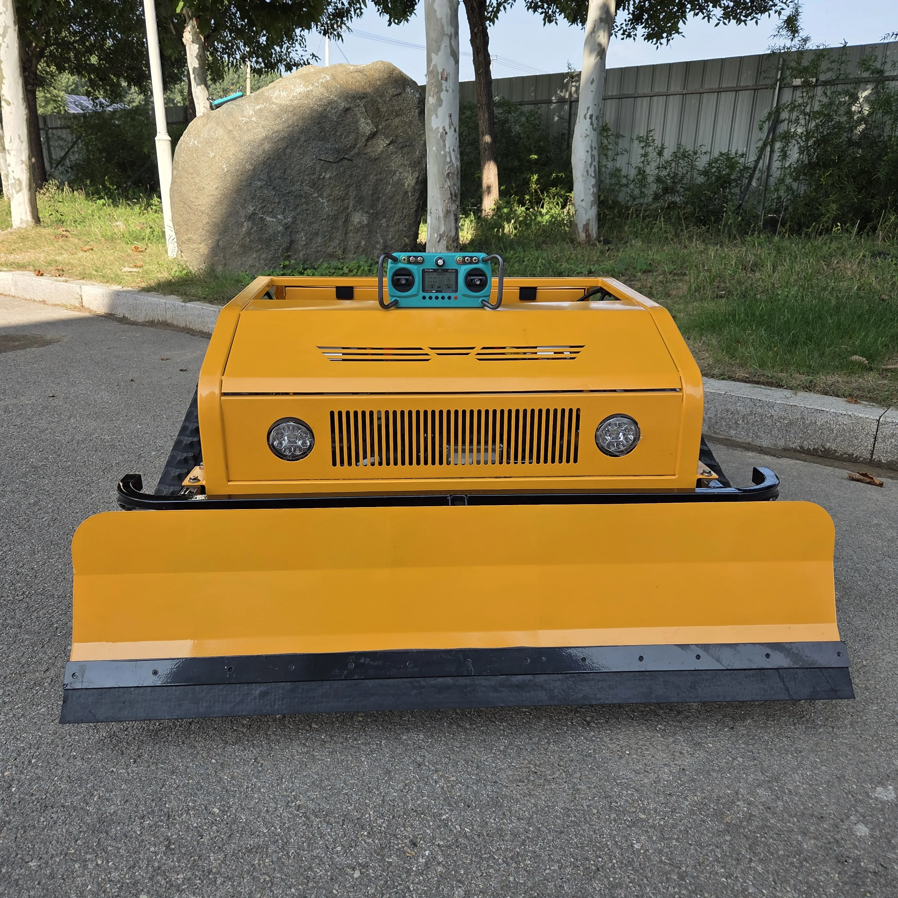 The most cost-effective two-in-one snow pusher and lawn mower with 60° climbing ability, oil pump and reduction motor, 800 mm