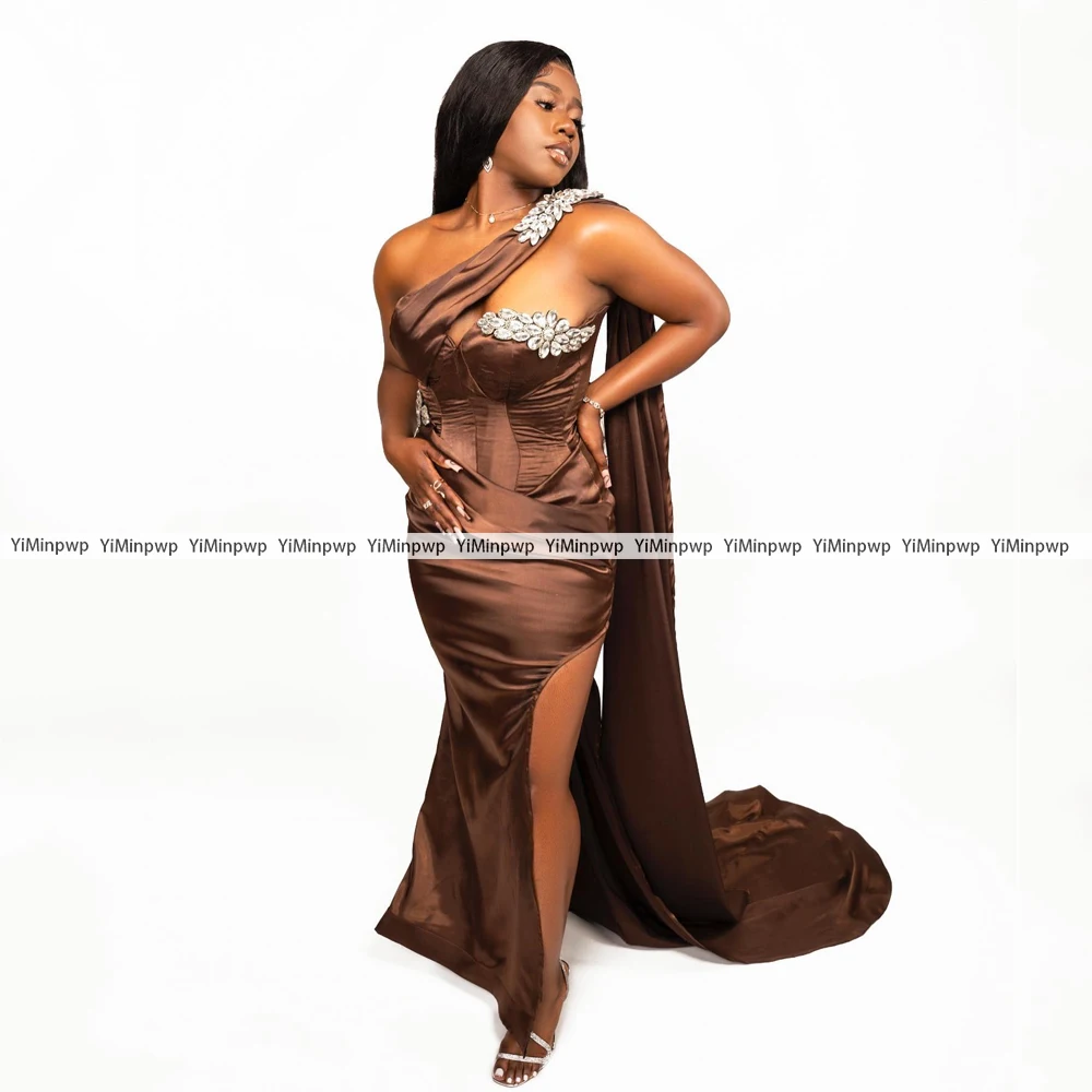 Sukienki druhen na jedno ramię Ślub 2025 Satyna Kryształy Rozcięcie boczne Syrena Tren Sweep Seksowna Sukienka na Przyjęcie Weselne Szyta na Miarę