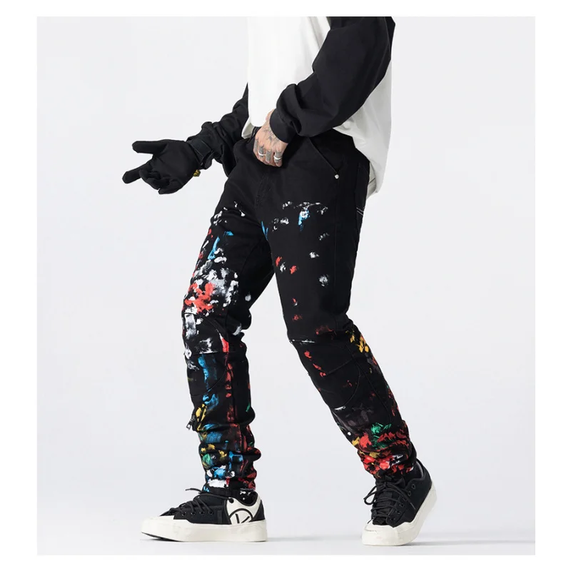 جينز أسود جديد لخريف 2025 مطبوع عليه جرافيتي بالحبر المرقط للرجال موضة الشارع سراويل راقية عصرية