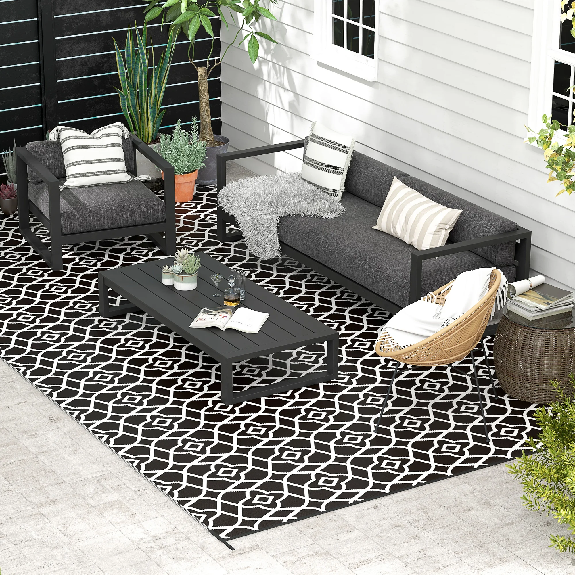 Outdoor Furniture In - พรมปูพื้นกลางแจ้งพร้อมกระเป๋าหิ้ว ขนาด 9' x 18' ทำจากพลาสติกลายฟางสีดำขาว