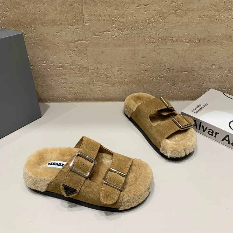 الفراء النساء النعال الشقق صنادل أرضية أحذية امرأة الموضة صيف 2025 الاتجاه أحذية رياضية المفتوحة تو الوجه يتخبط