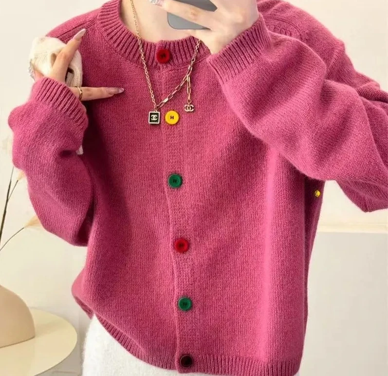 Dulce y fresco cuello redondo botón colorido abrigo de punto estilo académico occidental