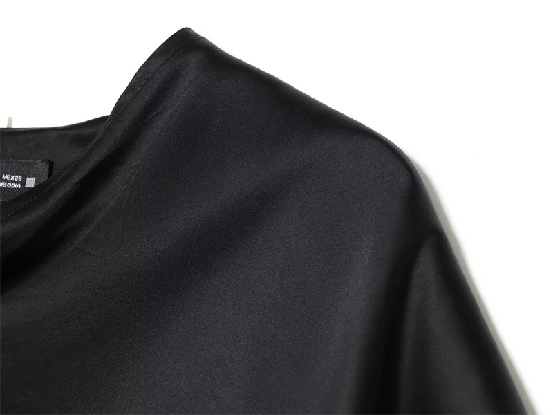 Nowa kolekcja damska Jesień/Zima 2025, asymetryczna, zwiewna bluzka z diagonalu zapinana na guziki.