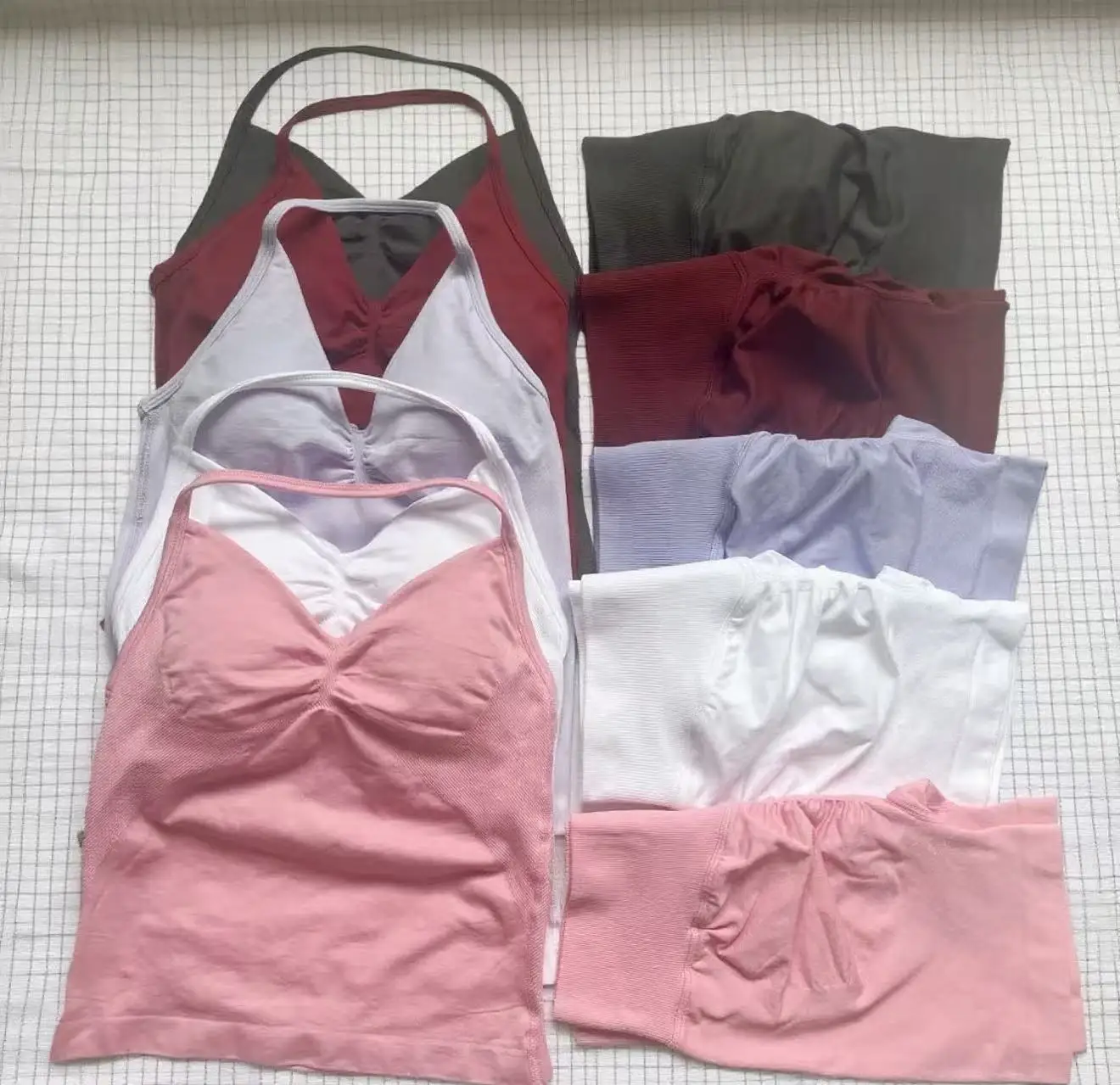 

Новинка 2023 года, женский комплект для йоги, бесшовная длинная майка на шнуровке из двух предметов, спортивные шорты с царапинами, женская летняя одежда для тренировок в тренажерном зале