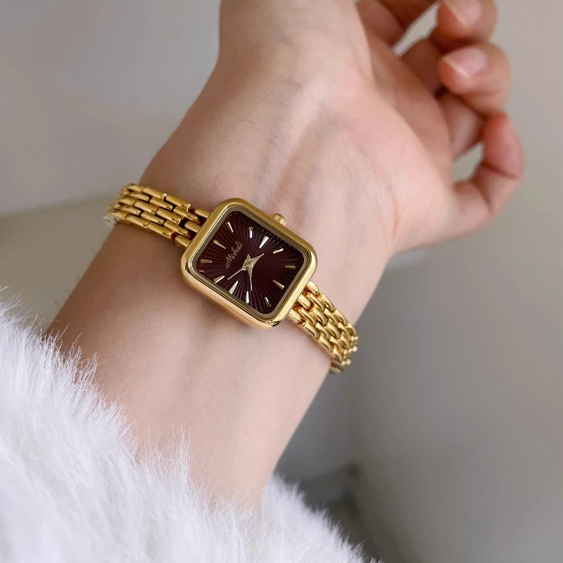 Waterproof 2025 quartz watch birthday gift retro classic trend women's watch elegant and simple