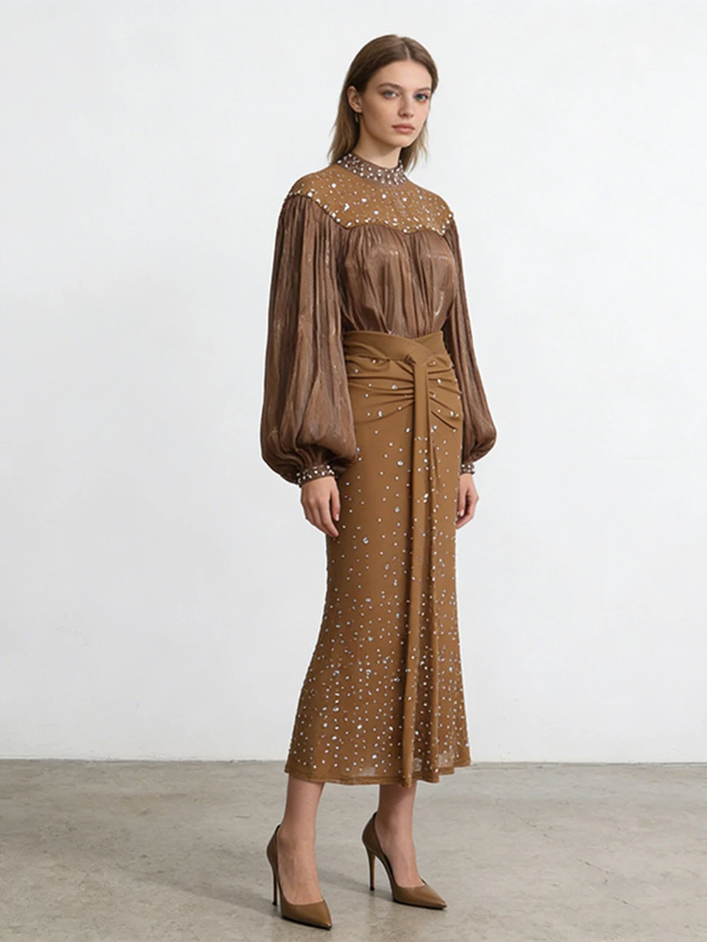 

Европейский и американский ретро-комплект класса люкс 2026: Новинка! Топ с сетчатыми рукавами-фонариками и инкрустацией стразами + плиссированная юбка, полностью расшитая стразами