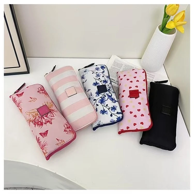 Le nouveau sac fourre-tout est tendance, spacieux et peut être rétracté pour le rangement.