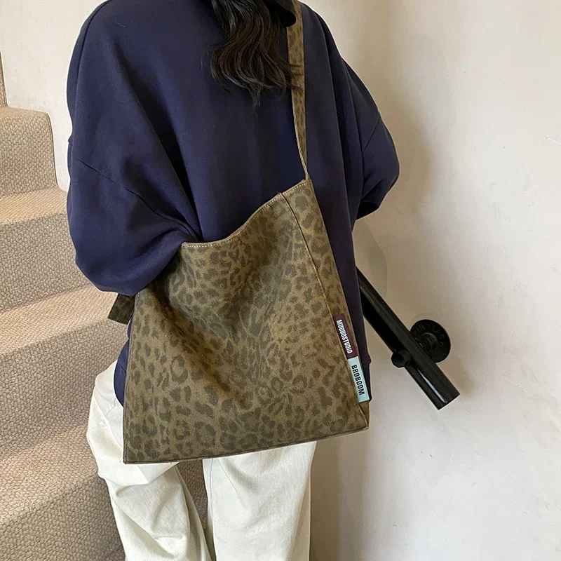 2025 Canvas Leopard Print New Shoulder Bag Large Capacity Zipper Popular Fashion Handbag Soft Simple Commuting Crossbody Bag