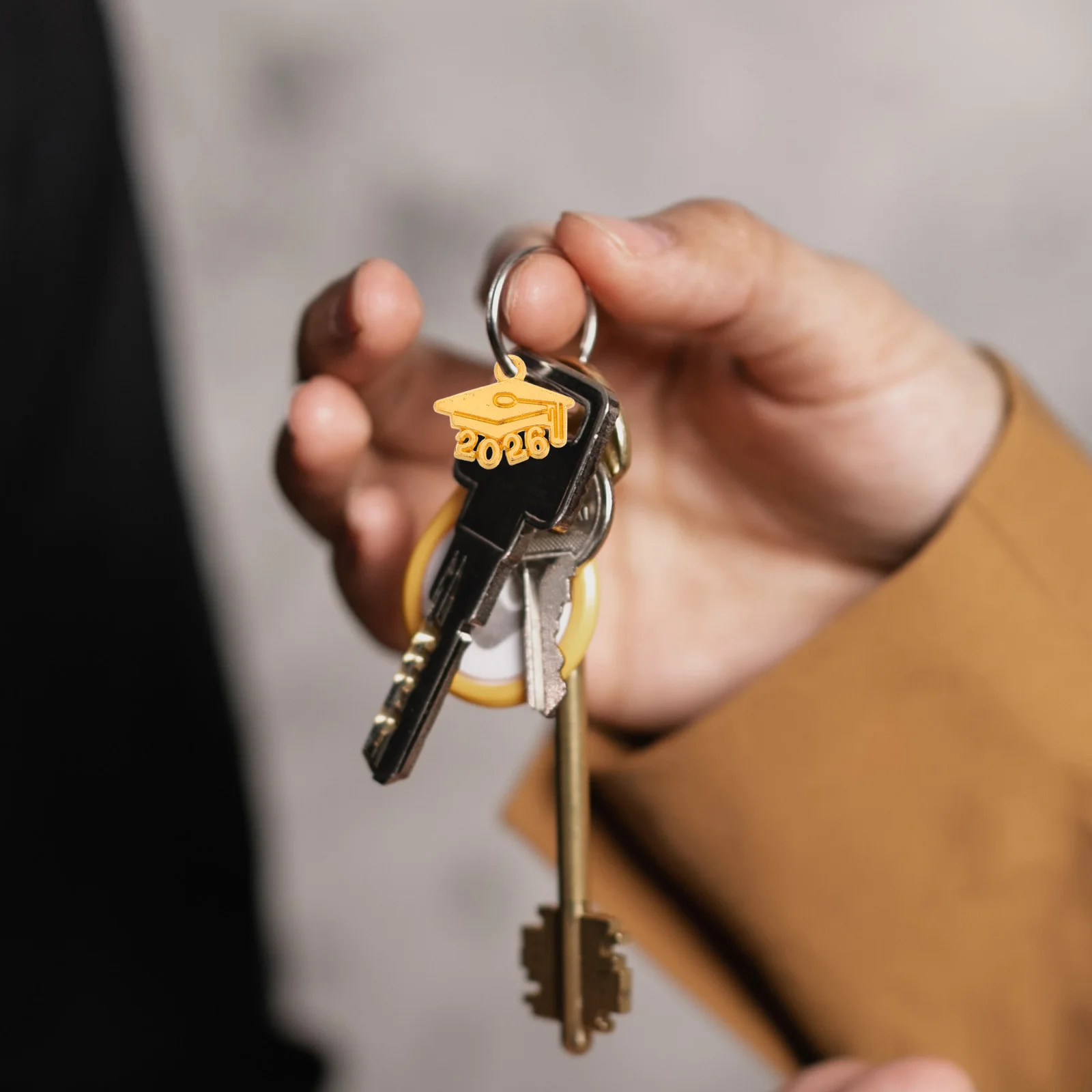 Breloques en alliage pour casquette de remise de diplôme, 100 pièces, Mini pendentif pompon, porte-clés 2026, décoration pour cadeaux de fête de remise de diplôme, bijoux artisanaux