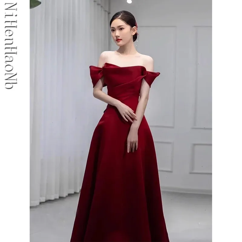 ชุดราตรีสีแดงซาตินสำหรับงาน Quinceanera คอเรือ แบบเปิดไหล่  ชุดราตรีทรงเอไลน์  ชุดค็อกเทลสุดหรู