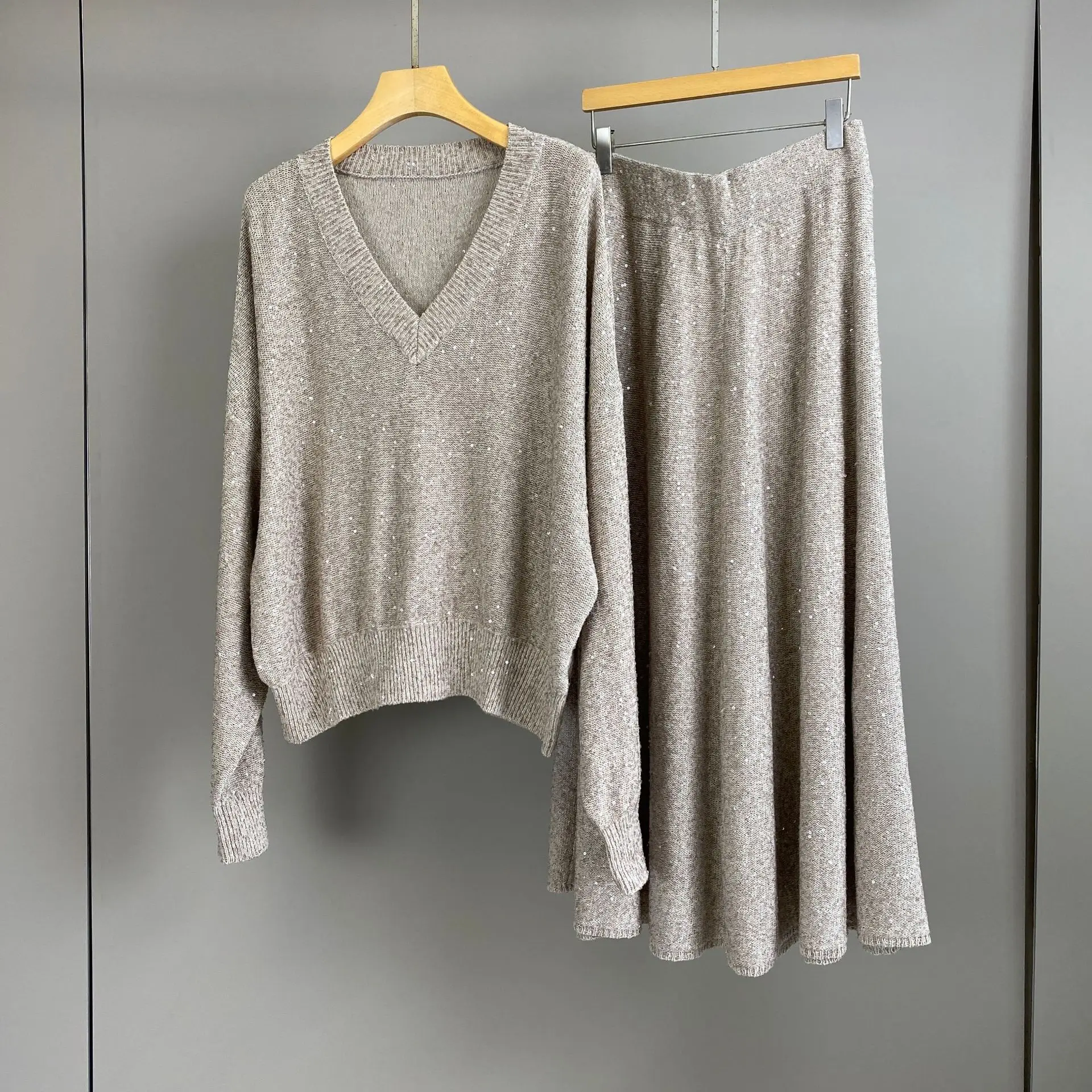 

2025 Autumn And Winter New Sequin V-Neck Linen Cashmere Sweater Fashion Elastic Waist Skirt Set