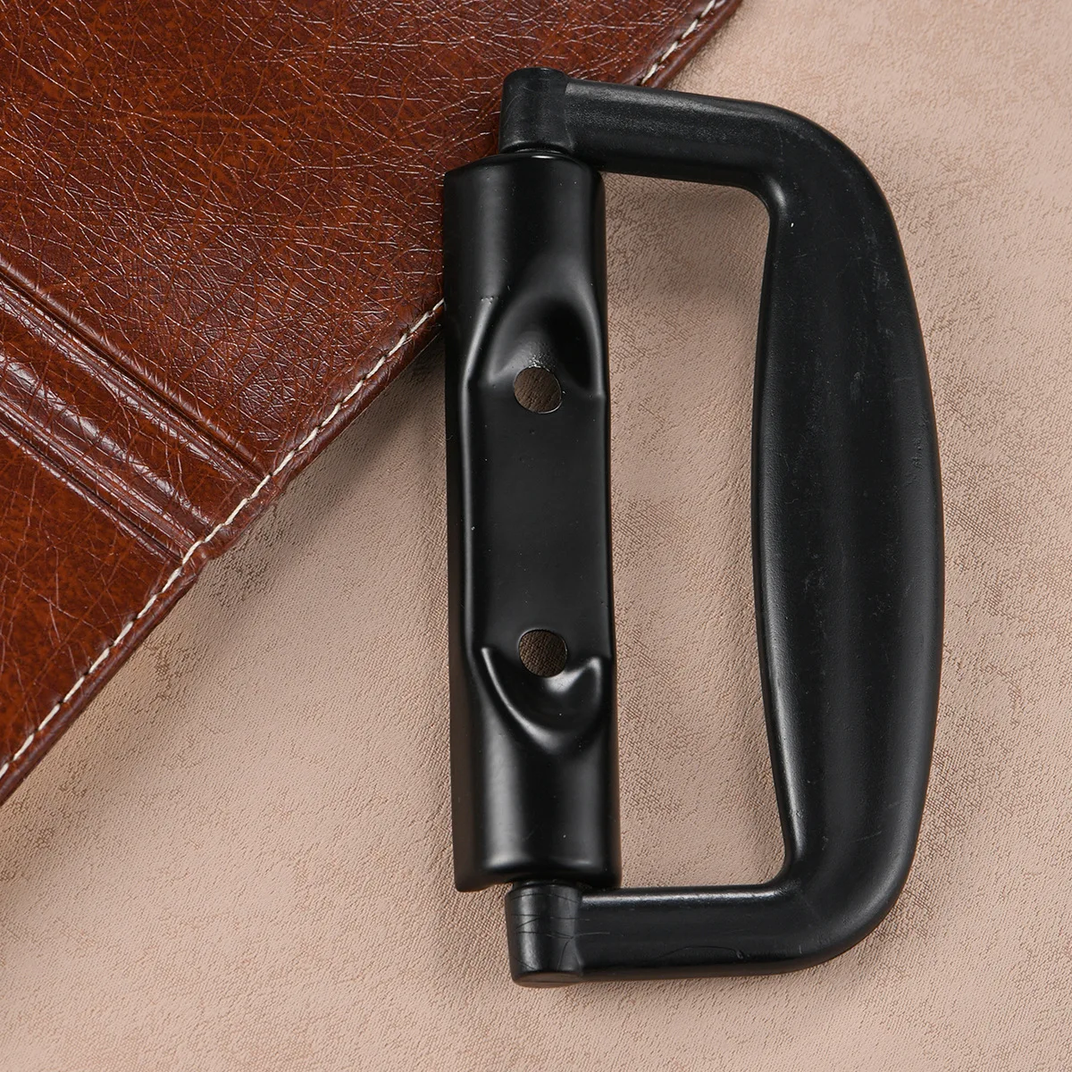 The Stylish Black Suitcase Plastic Handle Is Perfectly Combined with The Aluminum Case Handle