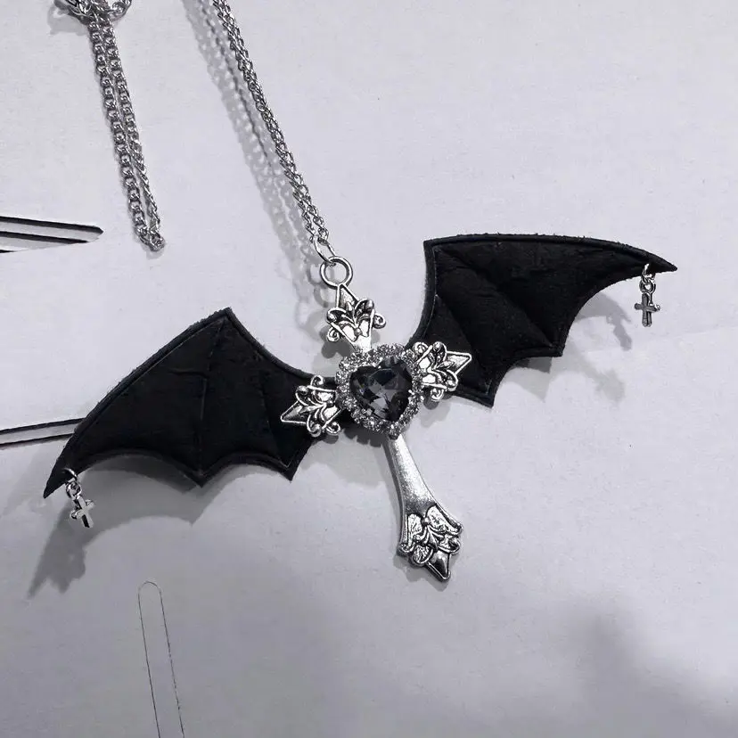 Vintage Fashion Personality Gothic Devil Batwing Men\'s Cross Love Pendant Banquet Jewelry Accessories Gift