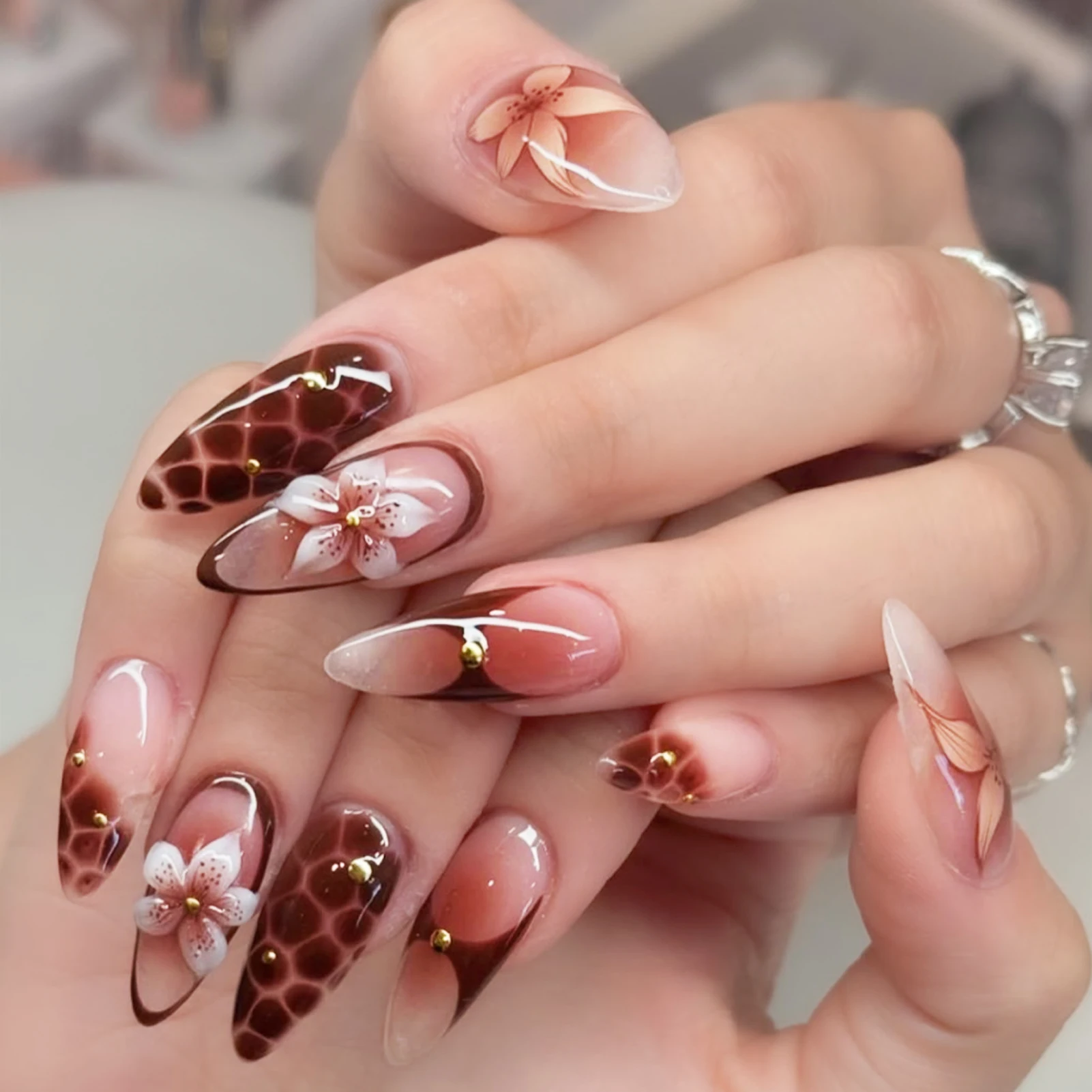 24 Stück 3D-Blumendekor zum Aufdrücken der Nägel, volle Abdeckung, Rouge, Leopardenmuster, künstliche künstliche Nägel, mittellanger Mandel-Farbverlauf, Maniküre-Nagelkunst