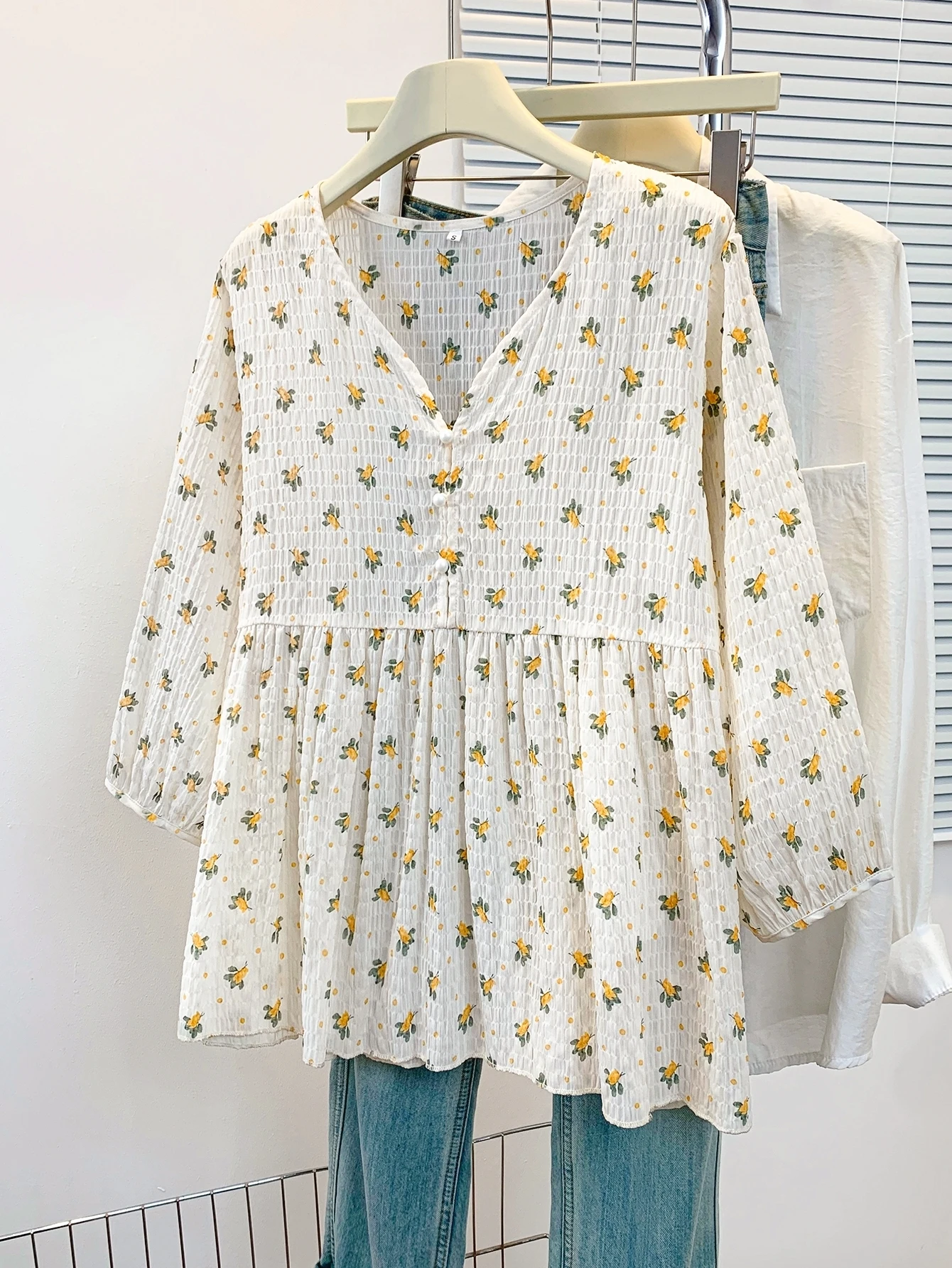 Women's Romantic Floral Blouse, Soft Fabric, V-Neck Lantern Sleeve Top, Versatile Multi-Color, Loose-Fit & Slimming Design