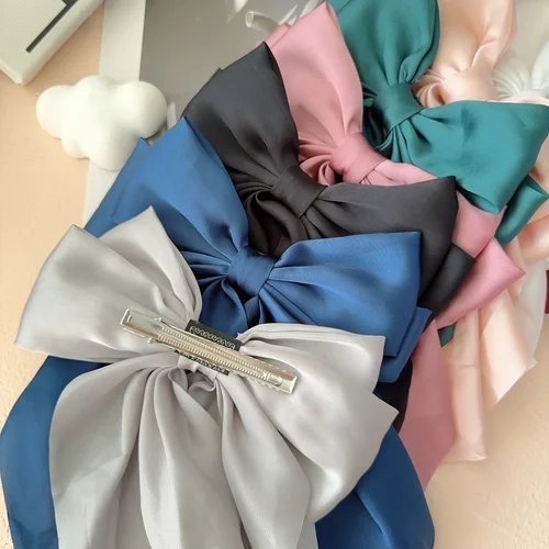 Imagen 2 del producto 6 estilos de pinzas largas de satén con lazo grande para niñas, pinzas para el pelo para la cabeza trasera, color rojo Internet con el mismo temperamento, accesorios elegantes para el cabello