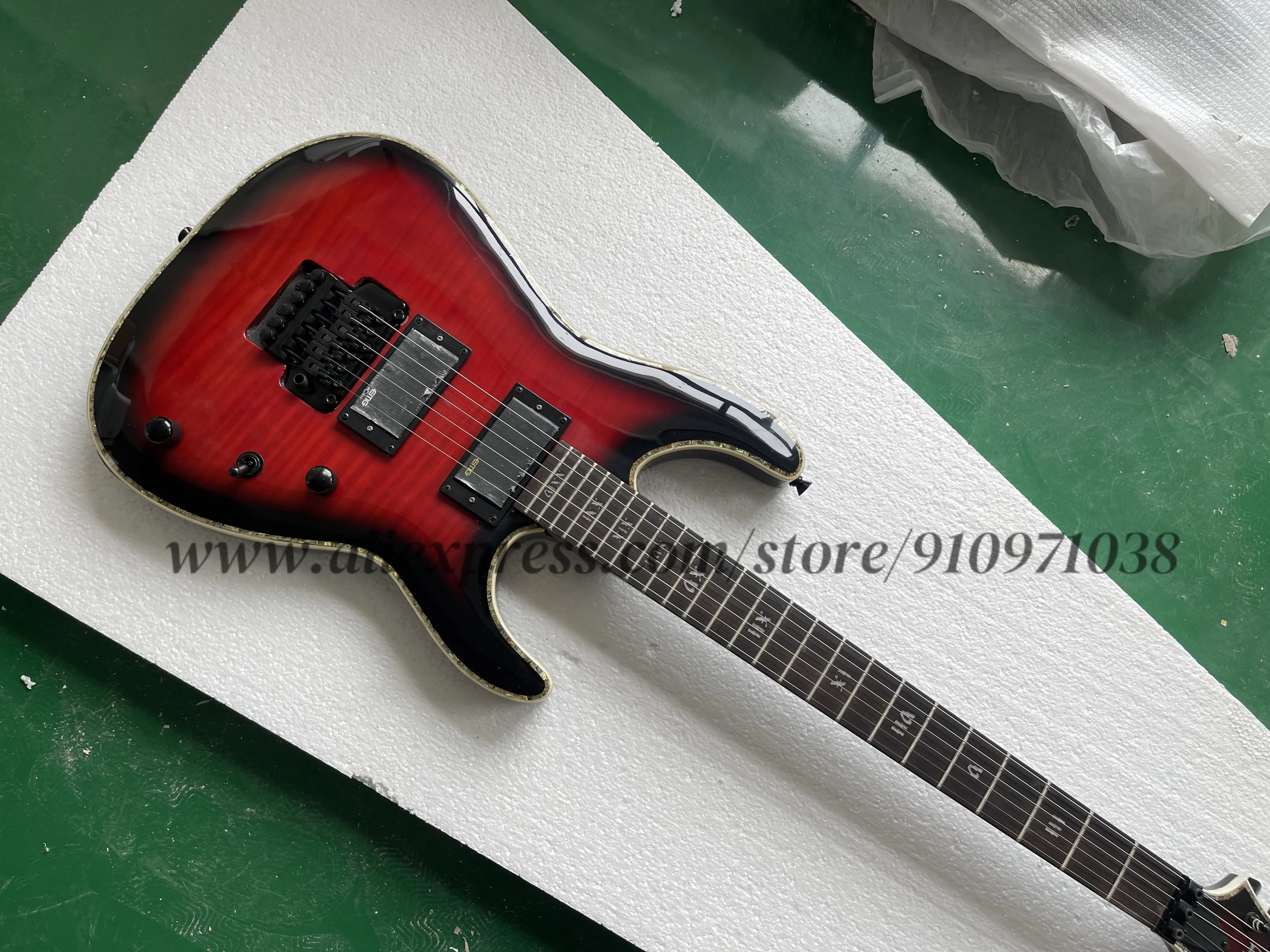 

Classic red guitar, Flamed maple top, Tremolo bridge, Roman numerals inset with rosewood fingerboard, HH pickup, black tuners