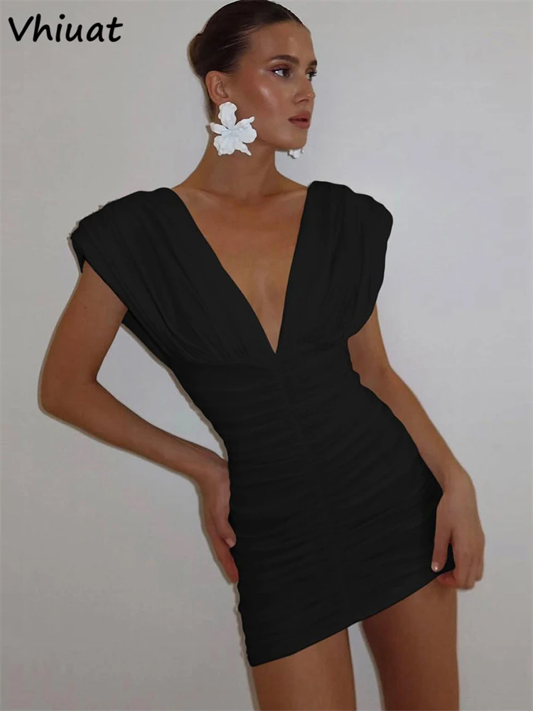 Vhiuat فستان نسائي مثير بفتحة منخفضة ورقبة على شكل V للنوادي الليلية والحفلات المسائية فستان صيفي ضيق مكشكش أسود أنيق موضة فستان قصير 2025