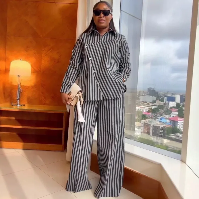 Afrikanisches Damen-Outfit in Übergröße, gestreift, zweiteilig, asymmetrisches Hemd mit Knöpfen, weit geschnittene Hose, lässiger zweiteiliger Anzug für Damen.