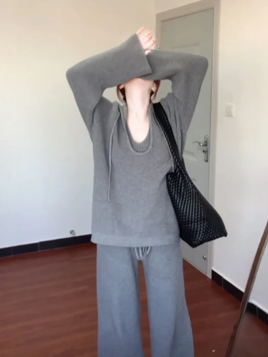 

Уютный зимний комплект Laid-ba: уникальный сверхмилый вязаный свитер с капюшоном и повседневные брюки — комфортный и стильный.