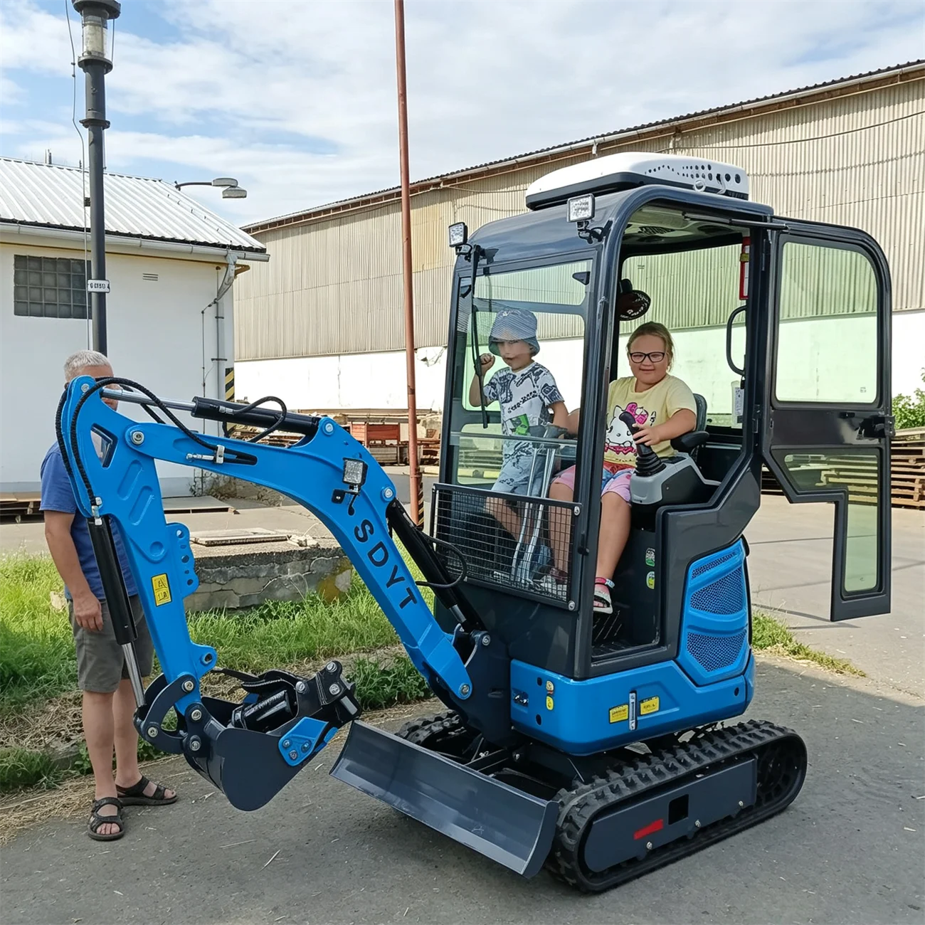 The Latest 1.5 Ton Mini Excavator Low Noise Track Multifunctional Mini Excavator Customized Operation Is Light And Flexible